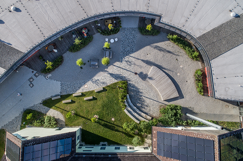 Biberkor Gebäude und Schulhof aus der Vogelperspektive