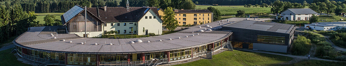 Aussenansicht des Montessori Biberkor Gebäudes in der Nähe des Starnberger Sees