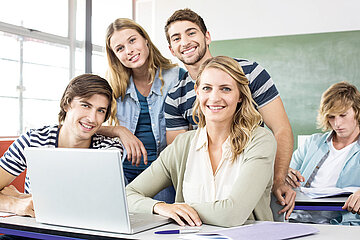 Fünf Oberstufen-SchülerInnen der Montessori Biberkor Schule