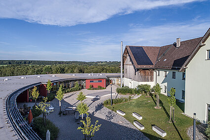 Ansicht auf das Montessori Biberkor Gebäude und den Innenhof